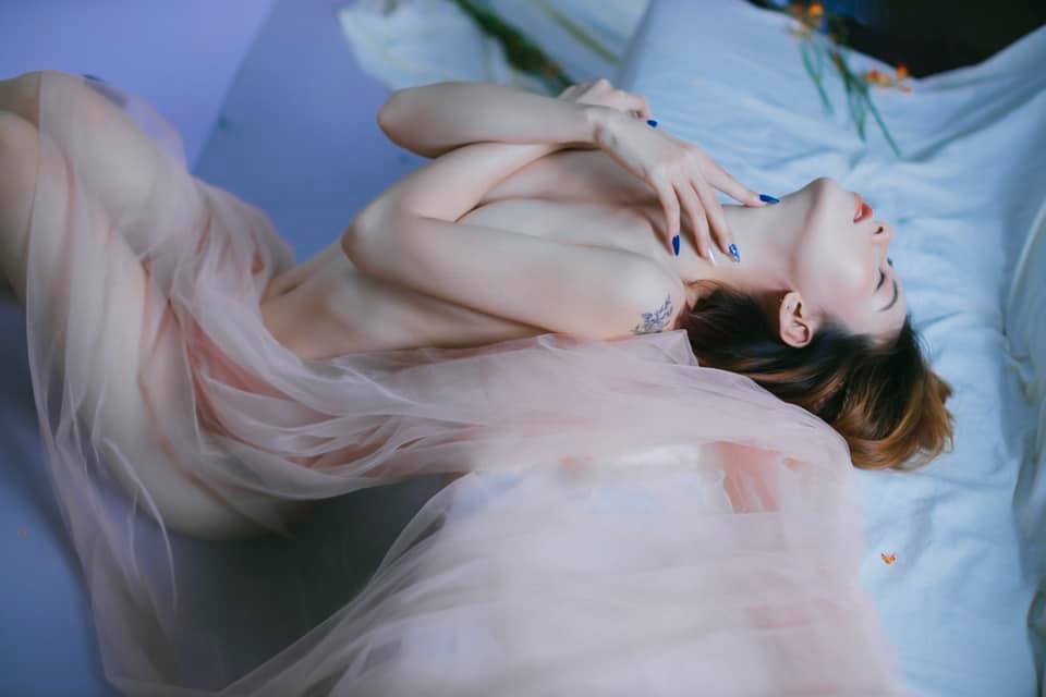 Yến Song Hải Nguyễn Nude