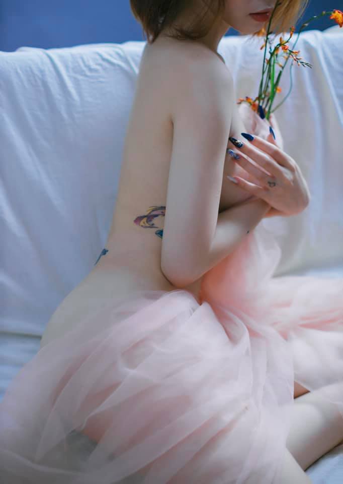 Yến Song Hải Nguyễn Nude