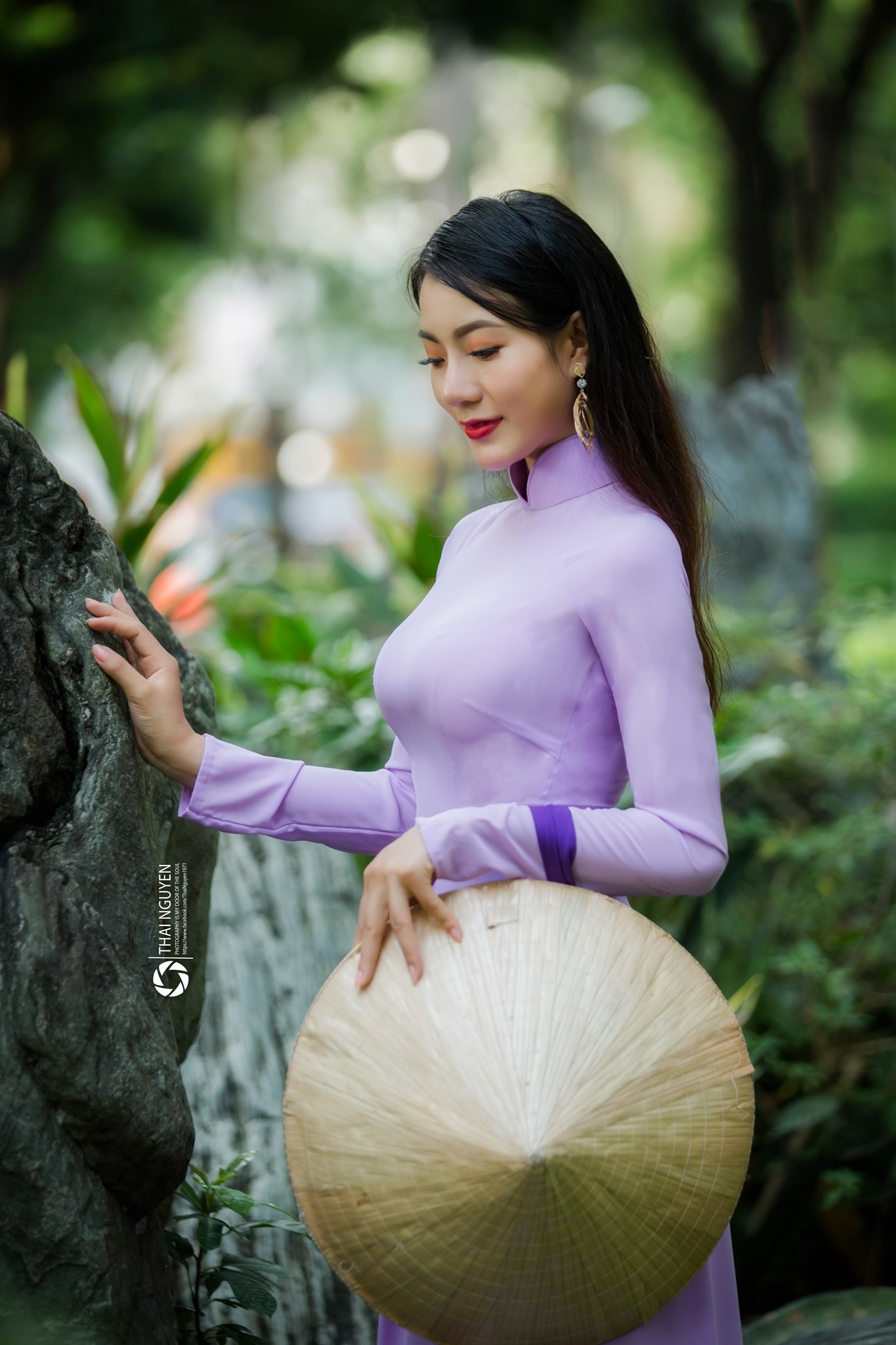 Bui Thi Tu Uyen Sexy Body In Ao Dai