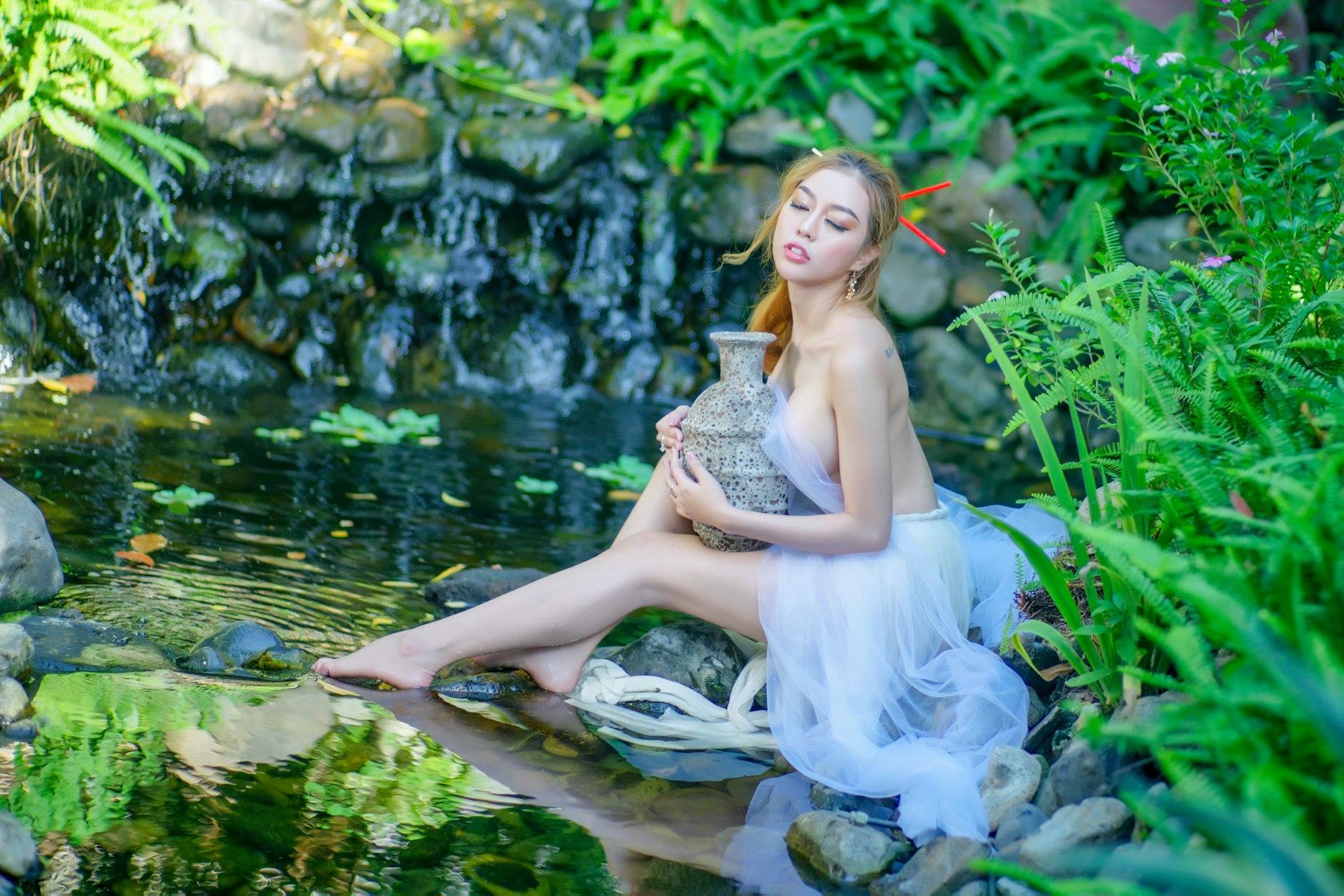 Vietnamese Sexy Model Lâm Gia Tuệ Lâm Gia Tuệ Half Nude